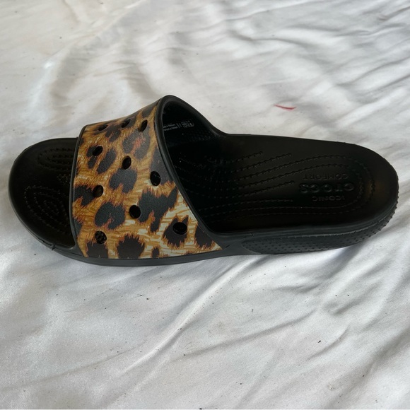 NWB 7 CROCS LEOPARD SLIDES BLACK SOLE - Picture 3 of 5